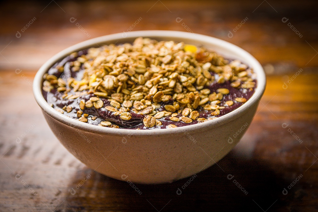 Tigela com delicioso açaí sobre a mesa
