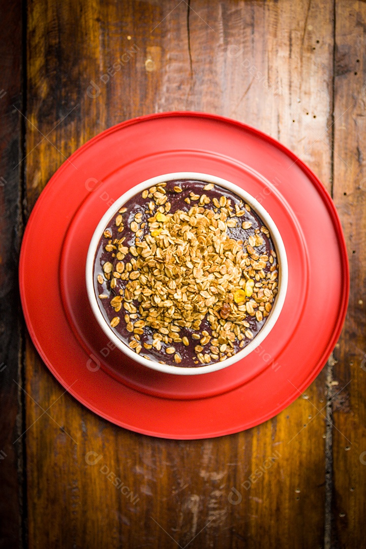 Tigela com delicioso açaí sobre a mesa