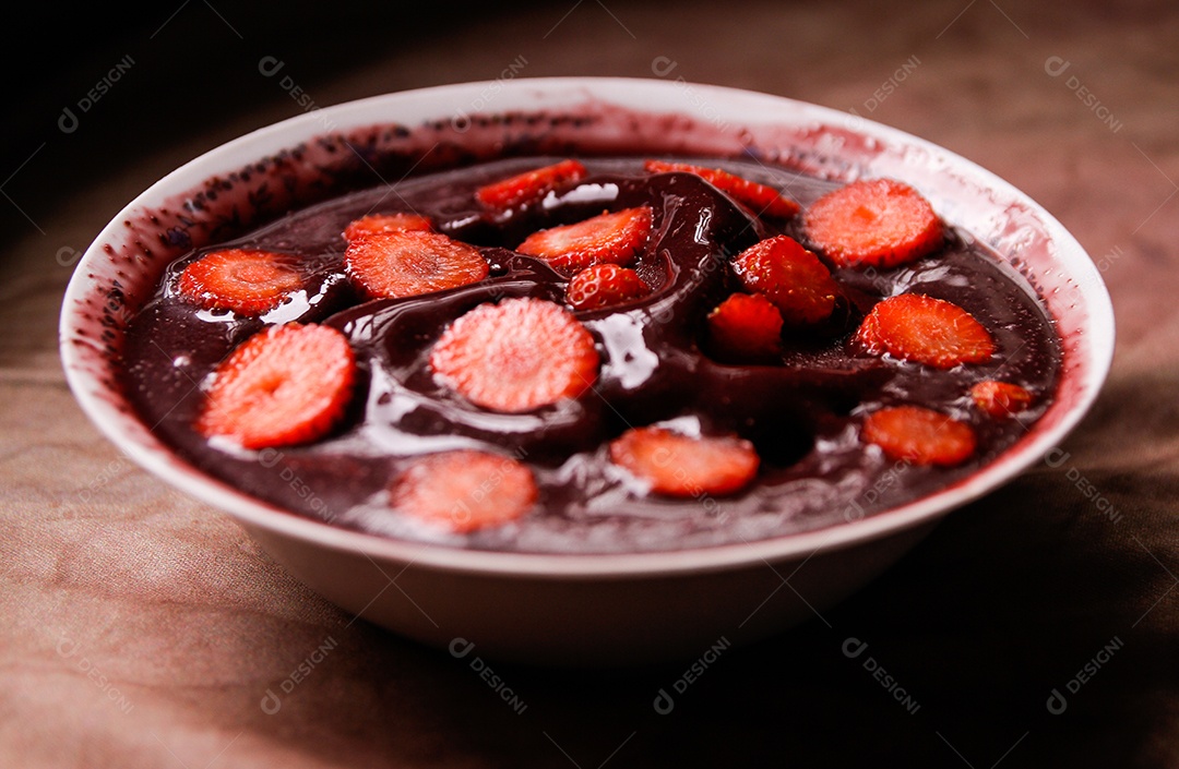 Tigela com delicioso açaí sobre a mesa
