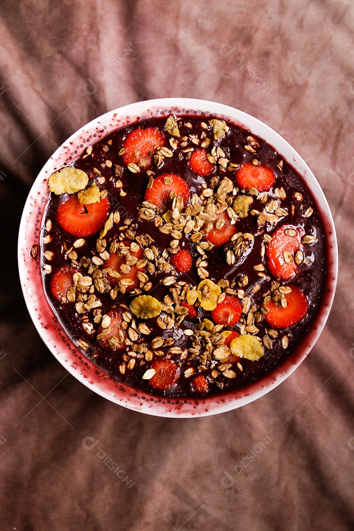 Tigela com delicioso açaí sobre a mesa