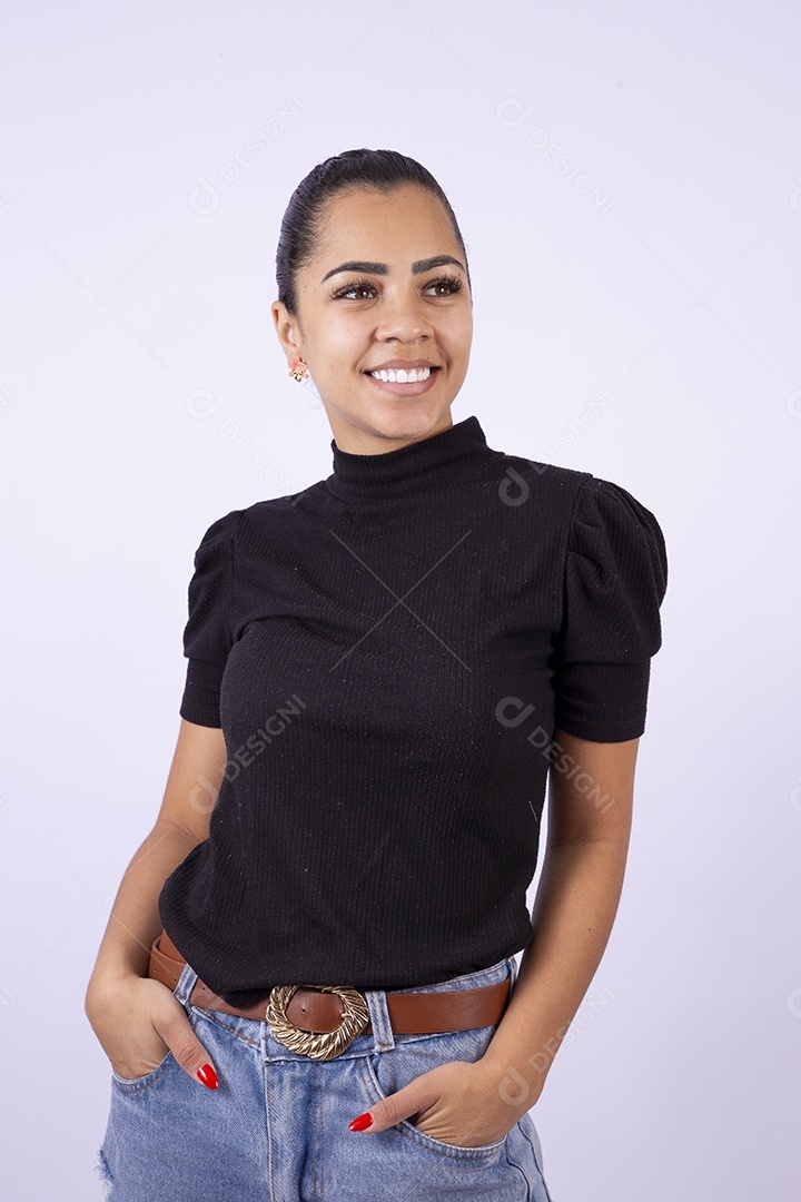 Retrato linda mulher sorridente em fundo branco