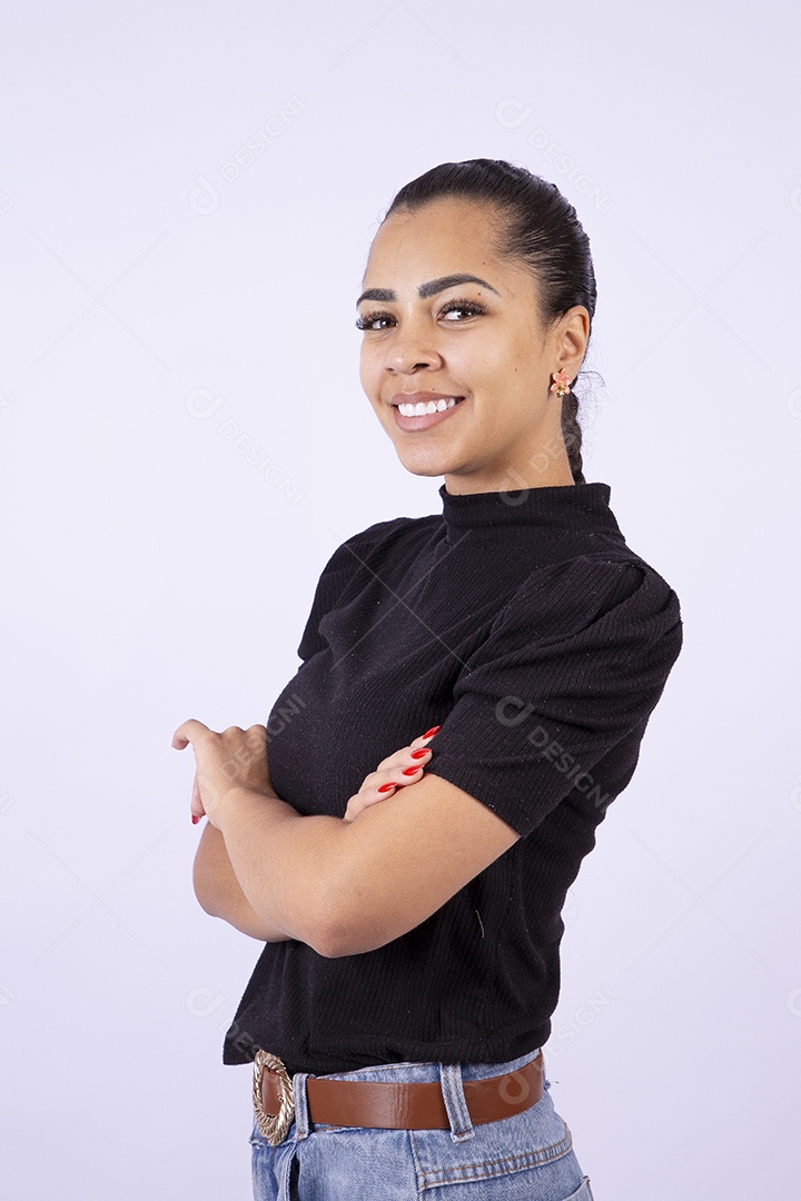 Retrato linda mulher sorridente em fundo branco
