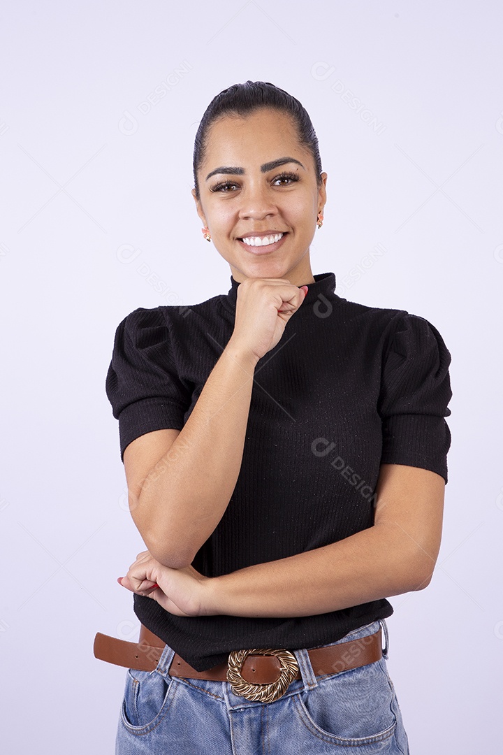 Retrato linda mulher sorridente em fundo branco