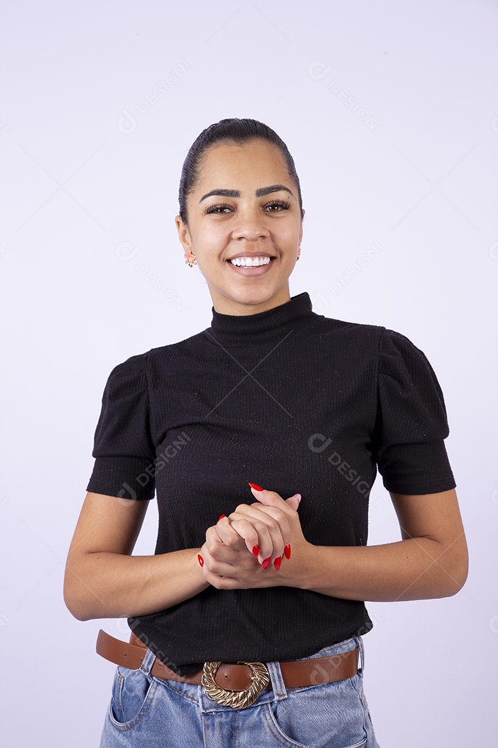 Retrato linda mulher sorridente em fundo branco