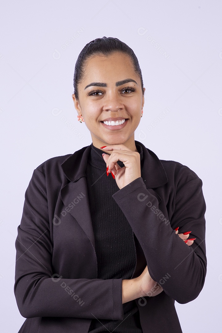 Retrato linda mulher sorridente em fundo branco