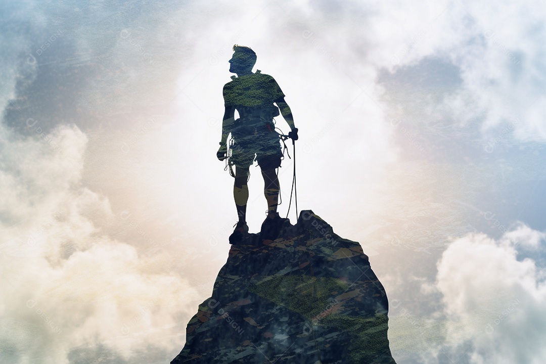 Homem caminhando pela montanha