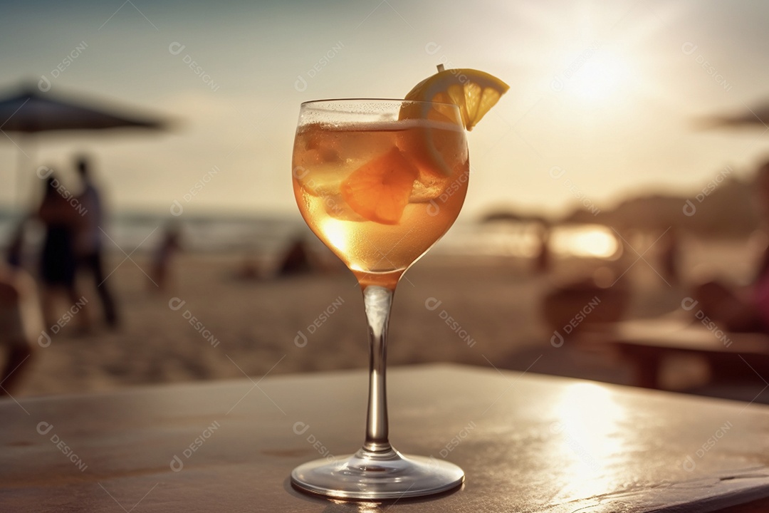 Taça de coquetel na praia