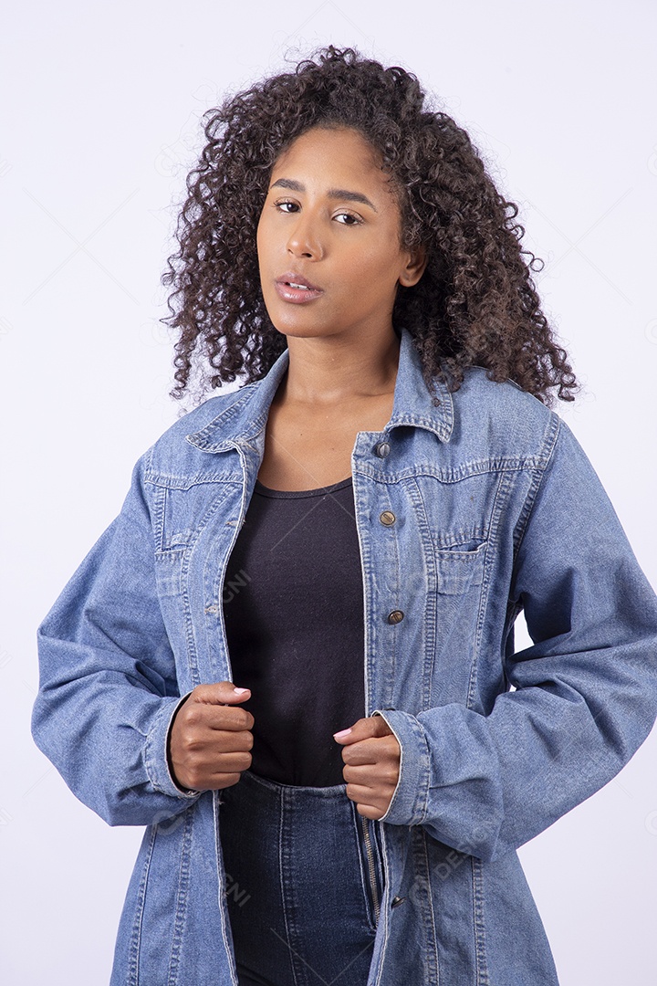 Retrato linda menina sorridente de cabelos cacheados