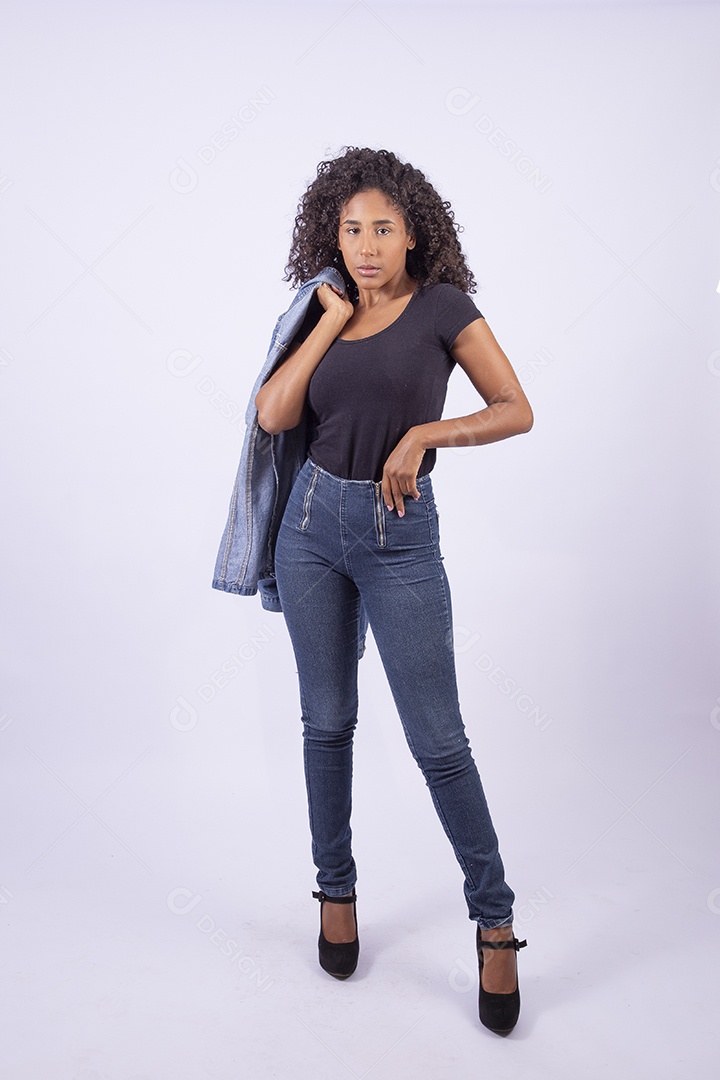 Retrato linda menina sorridente de cabelos cacheados