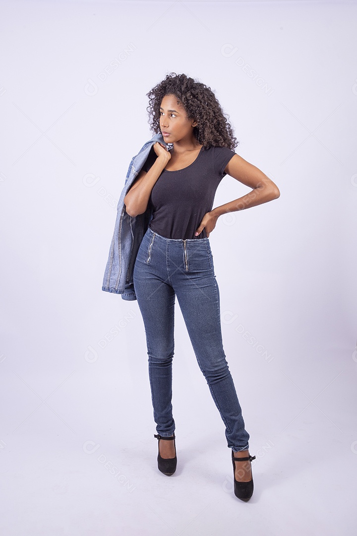 Retrato linda menina sorridente de cabelos cacheados