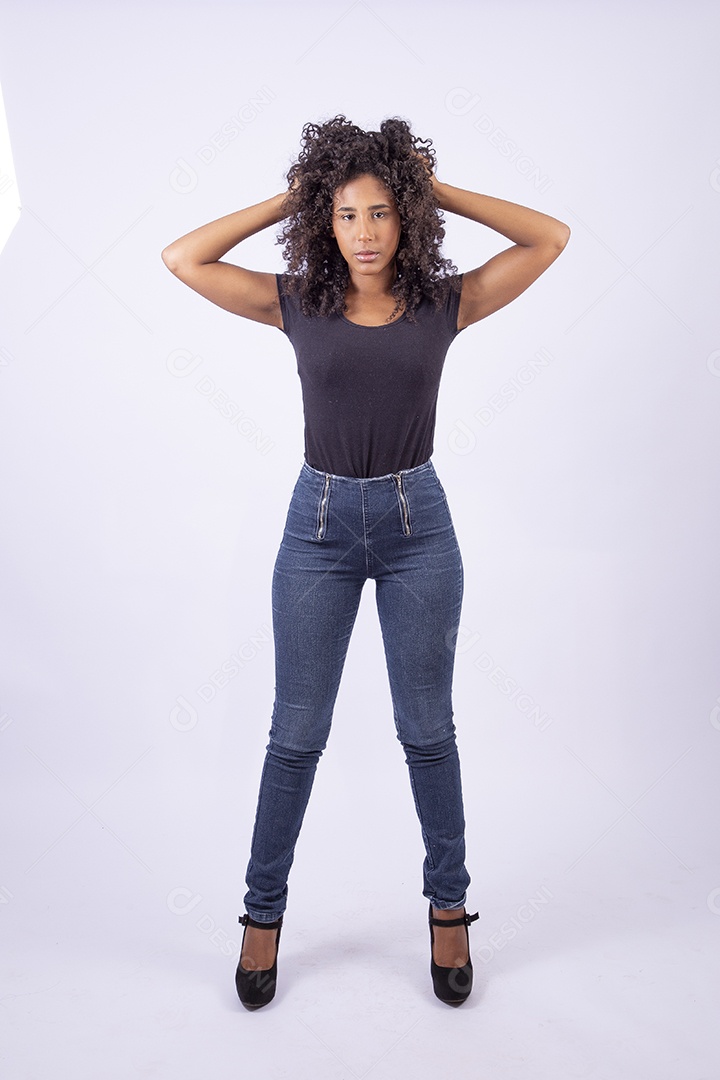 Retrato linda menina sorridente de cabelos cacheados