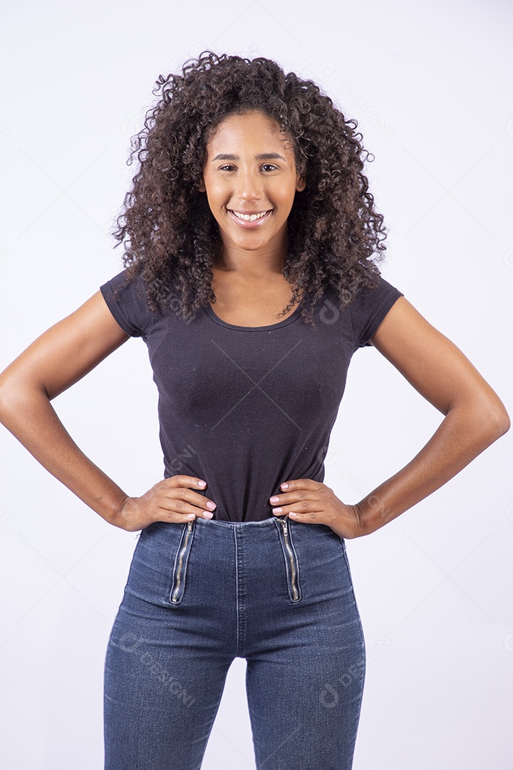 Retrato linda menina sorridente de cabelos cacheados