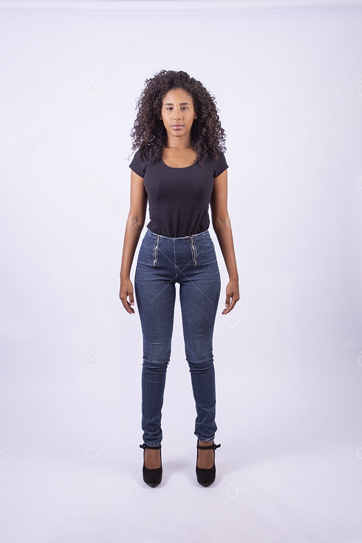 Retrato linda menina sorridente de cabelos cacheados