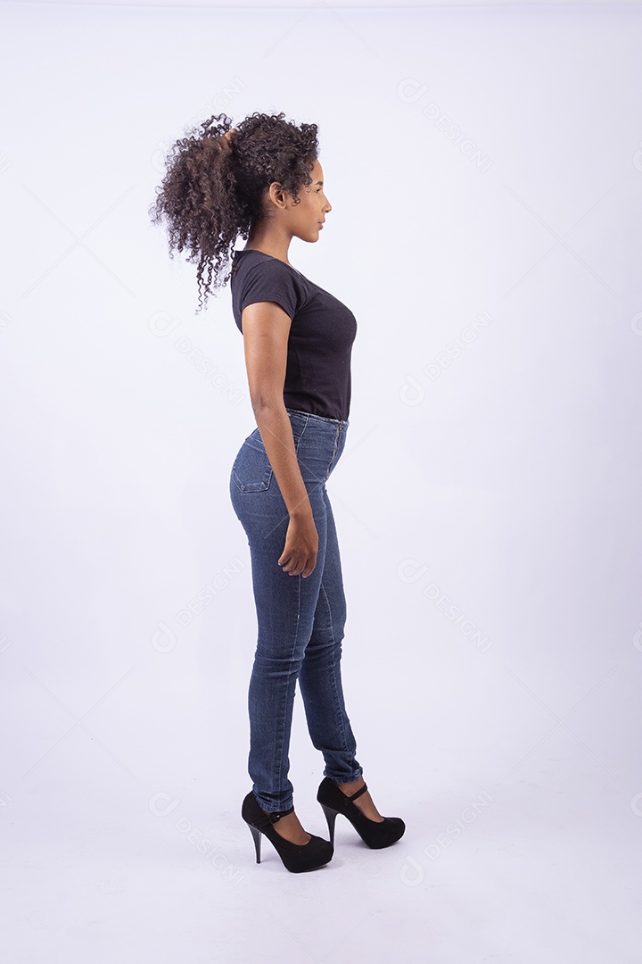 Retrato linda menina sorridente de cabelos cacheados