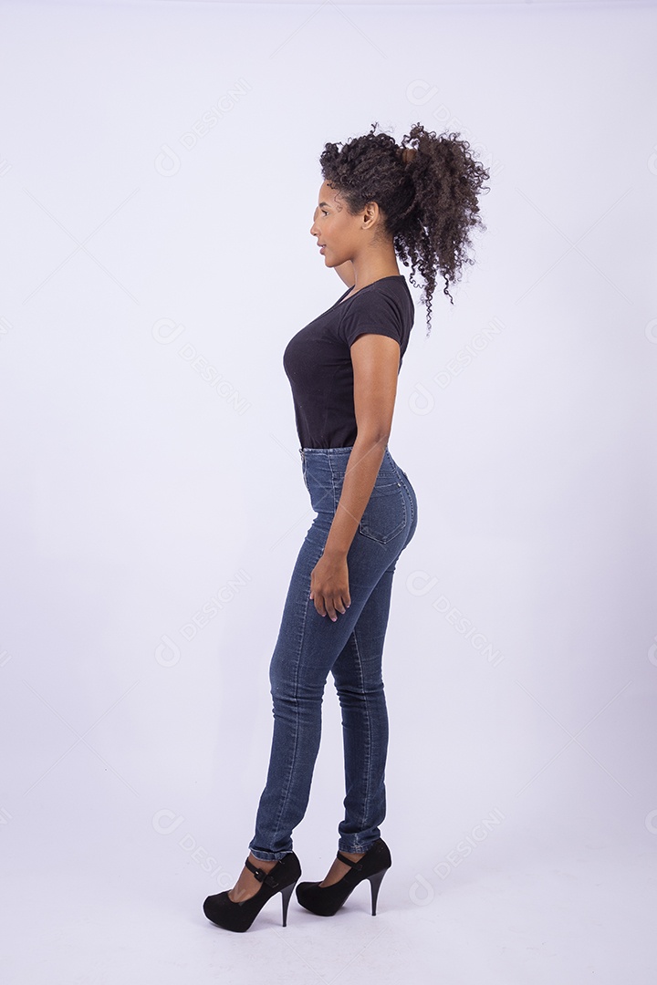 Retrato linda menina sorridente de cabelos cacheados