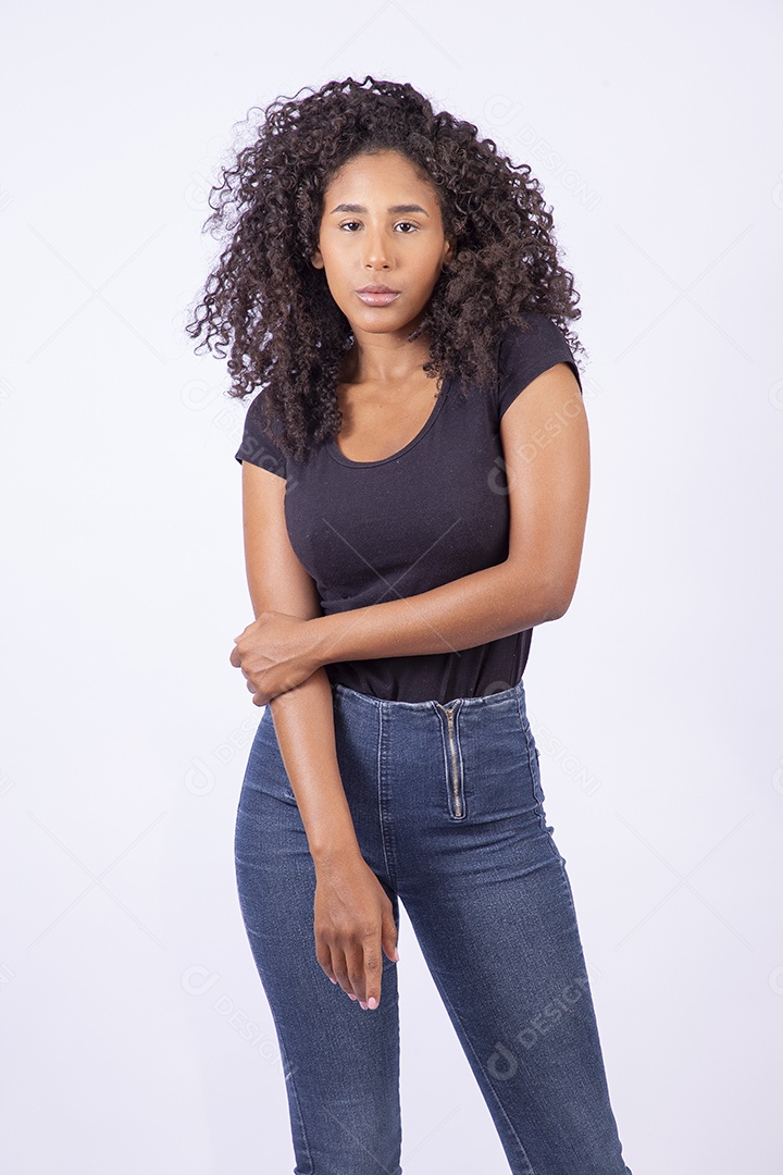 Retrato linda menina sorridente de cabelos cacheados