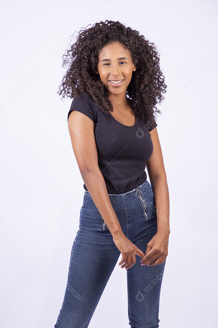 Retrato linda menina sorridente de cabelos cacheados