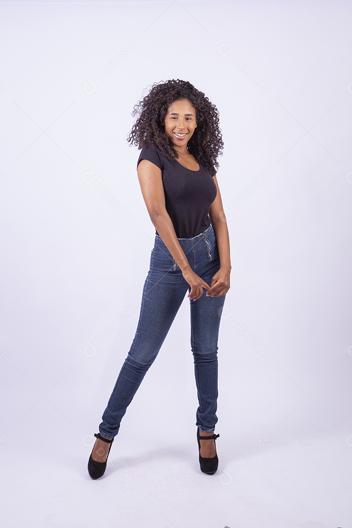 Retrato linda menina sorridente de cabelos cacheados