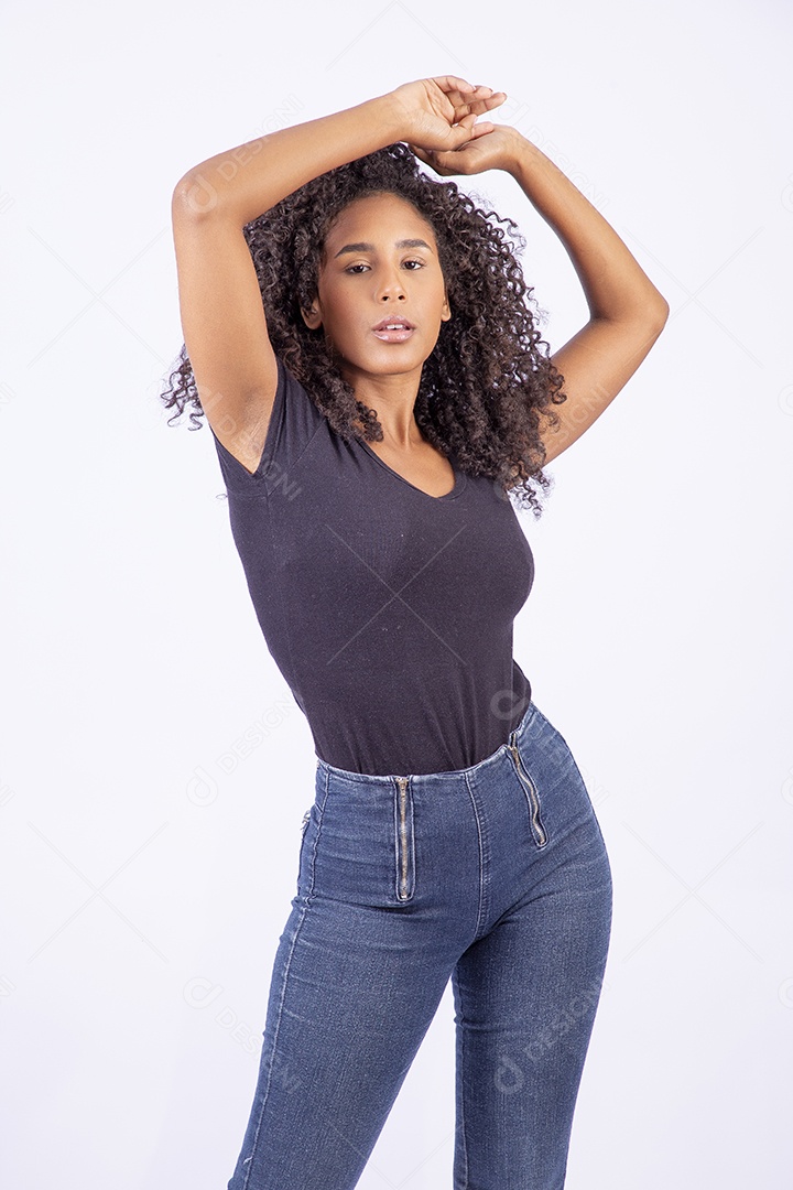 Retrato linda menina sorridente de cabelos cacheados