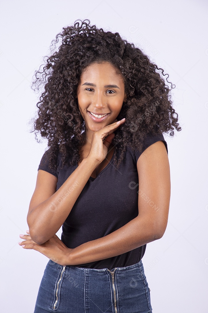 Retrato linda menina sorridente de cabelos cacheados