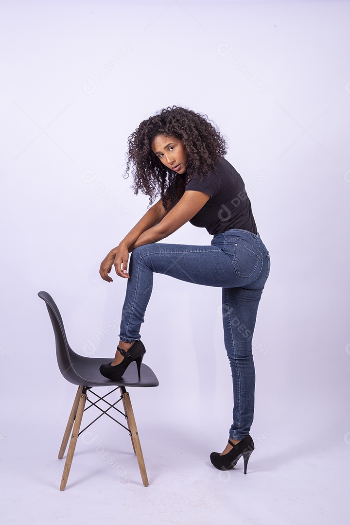 Retrato linda menina sorridente de cabelos cacheados