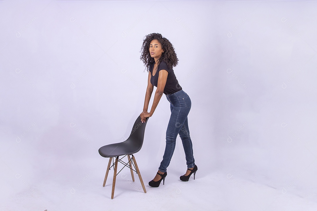 Retrato linda menina sorridente de cabelos cacheados