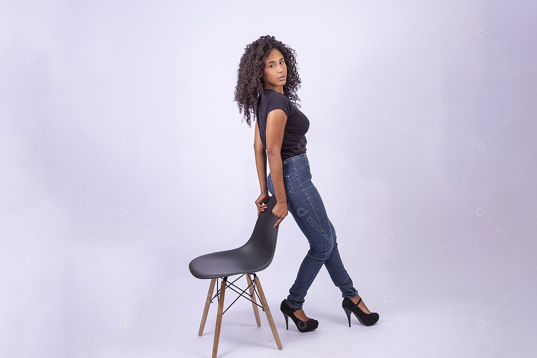 Retrato linda menina sorridente de cabelos cacheados