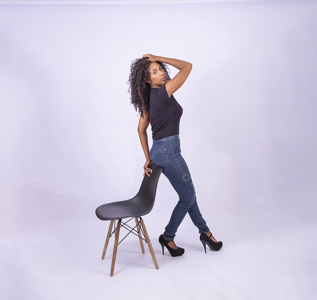 Retrato linda menina sorridente de cabelos cacheados