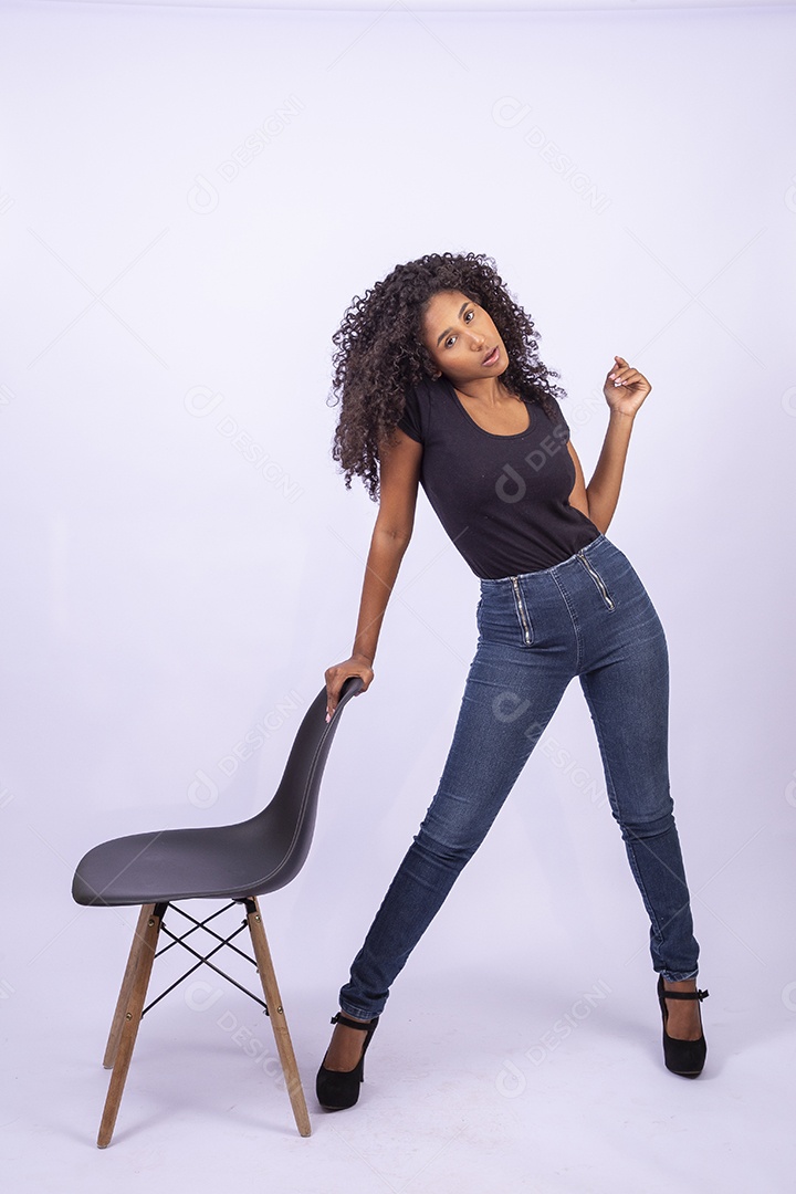 Retrato linda menina sorridente de cabelos cacheados