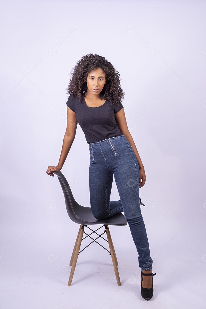 Retrato linda menina sorridente de cabelos cacheados