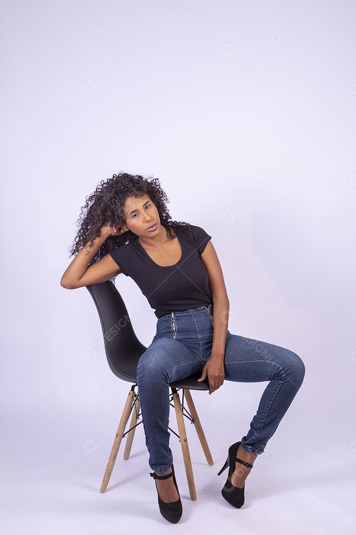 Retrato linda menina sorridente de cabelos cacheados