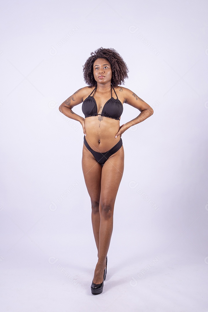 Retrato mulher de cabelos cacheados de biquini