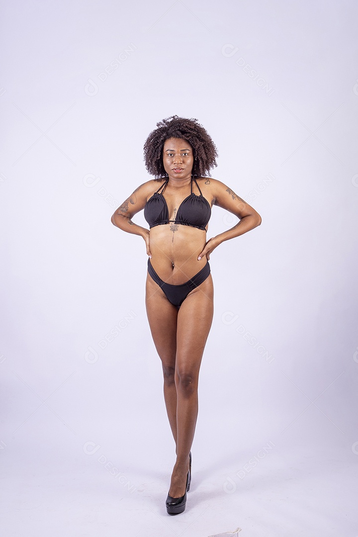 Retrato mulher de cabelos cacheados de biquini