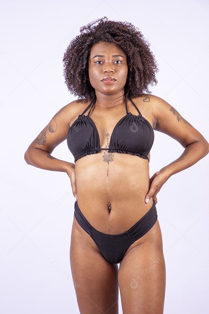 Retrato mulher de cabelos cacheados de biquini