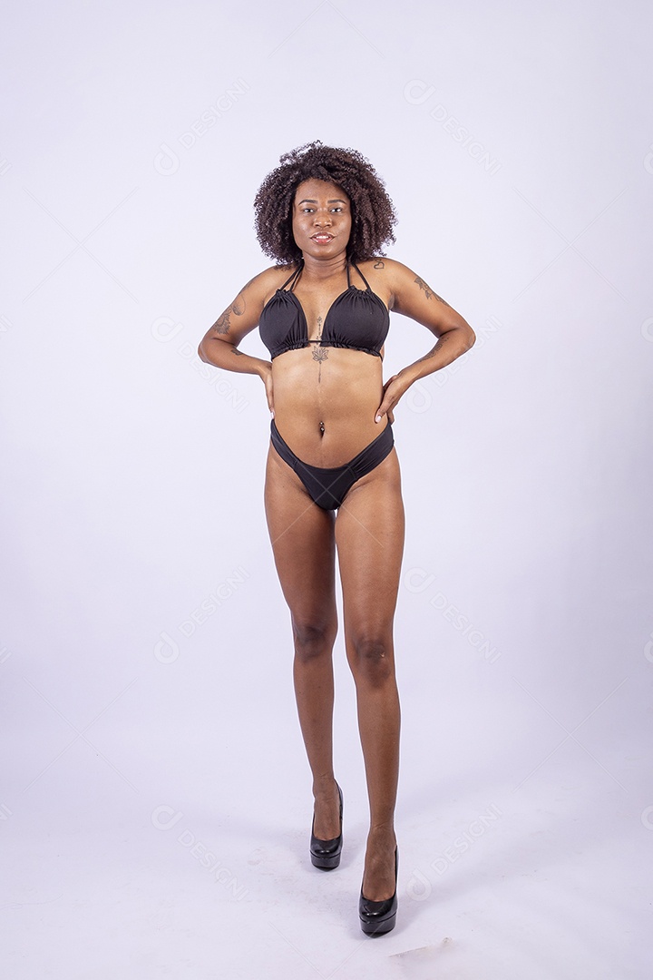 Retrato mulher de cabelos cacheados de biquini