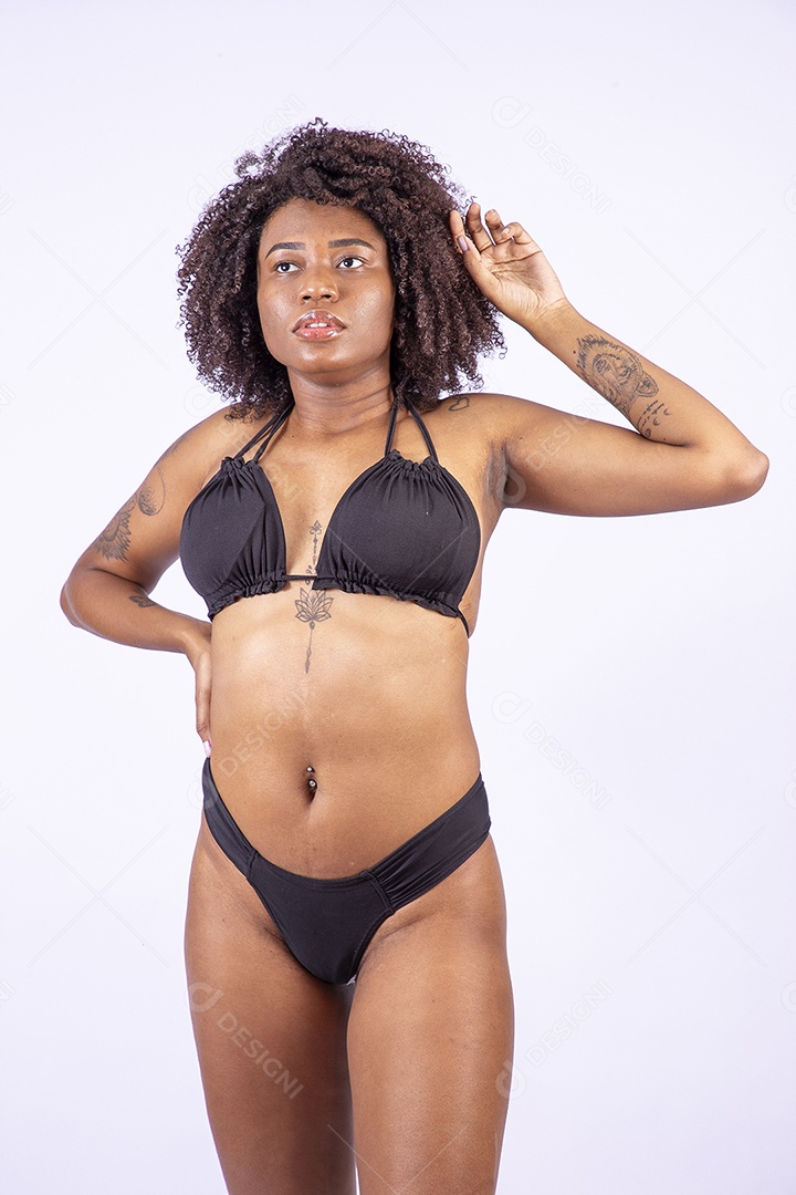 Retrato mulher de cabelos cacheados de biquini