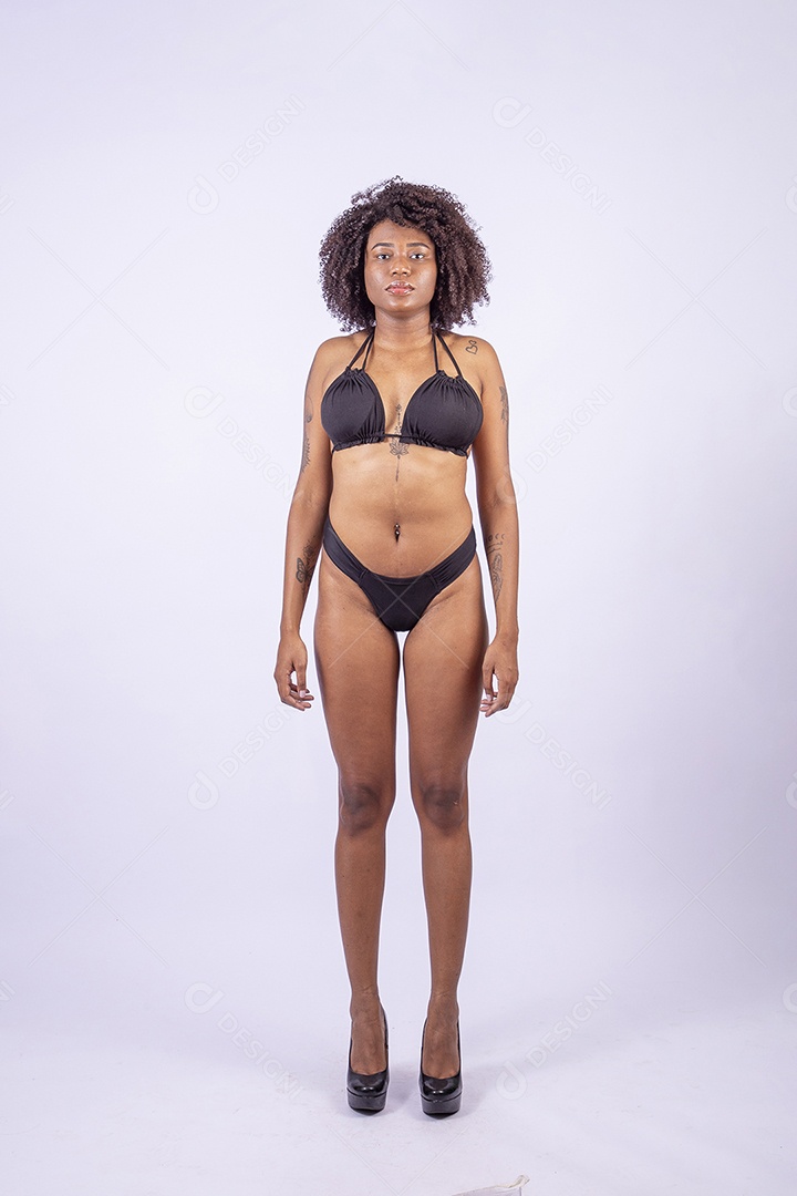 Retrato mulher de cabelos cacheados de biquini