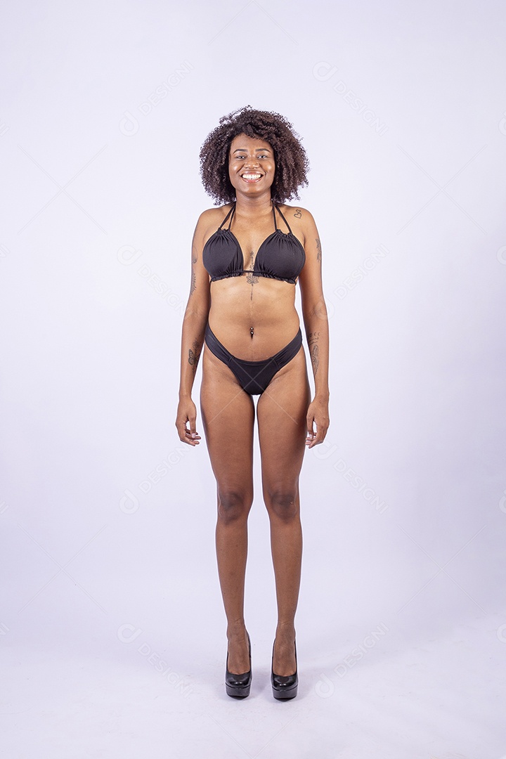 Retrato mulher de cabelos cacheados de biquini