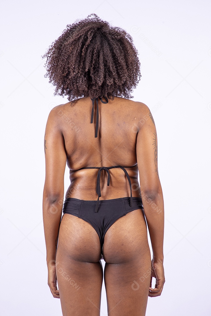 Retrato mulher de cabelos cacheados de biquini