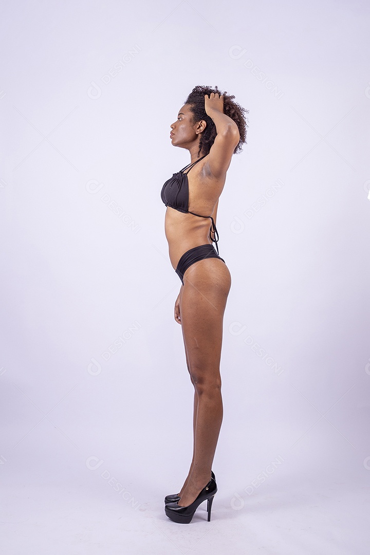 Retrato mulher de cabelos cacheados de biquini