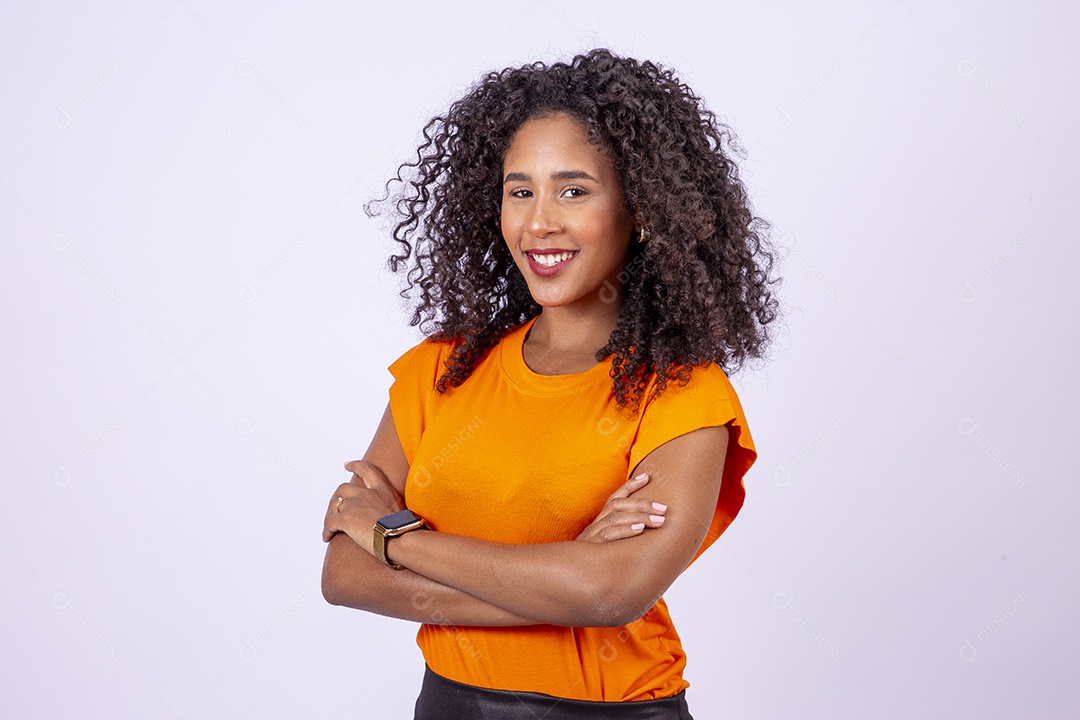 Retrato linda mulher de cabelos cacheados