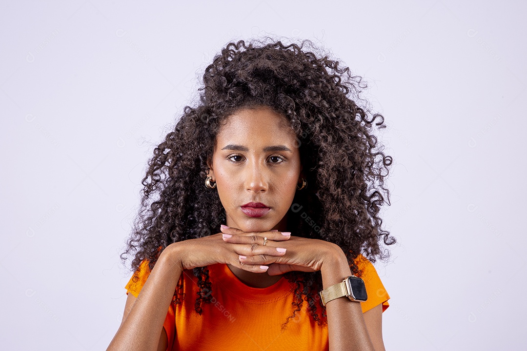 Retrato linda mulher de cabelos cacheados