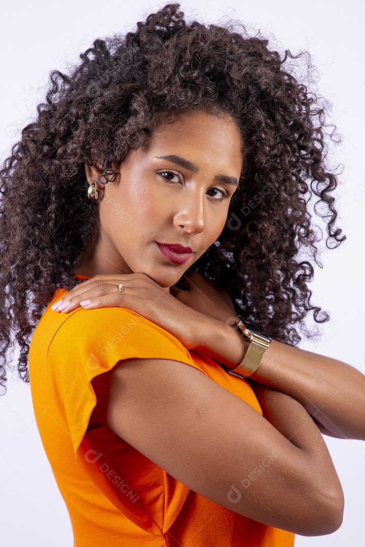 Retrato linda mulher de cabelos cacheados