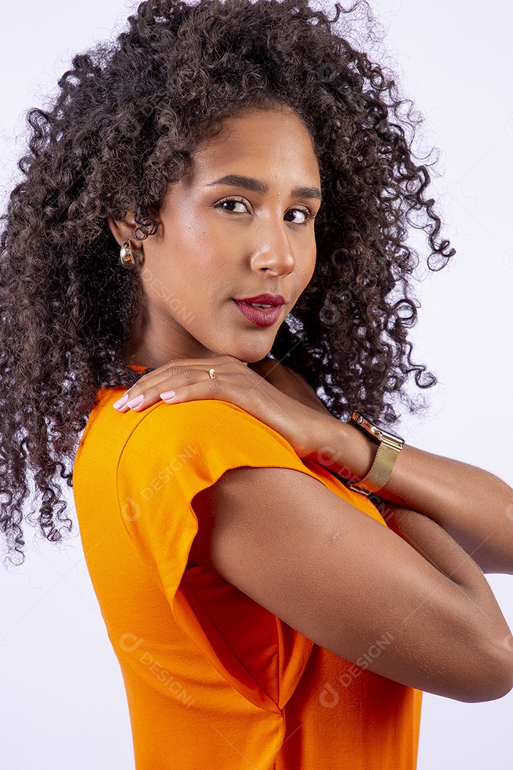 Retrato linda mulher de cabelos cacheados