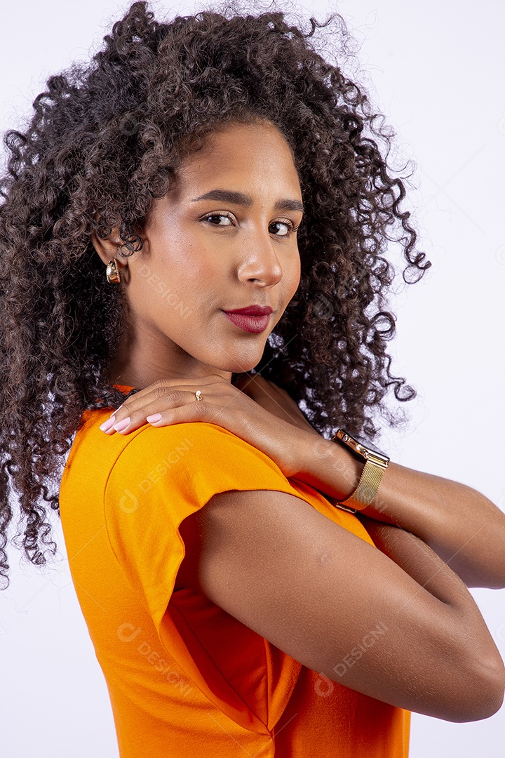 Retrato linda mulher de cabelos cacheados