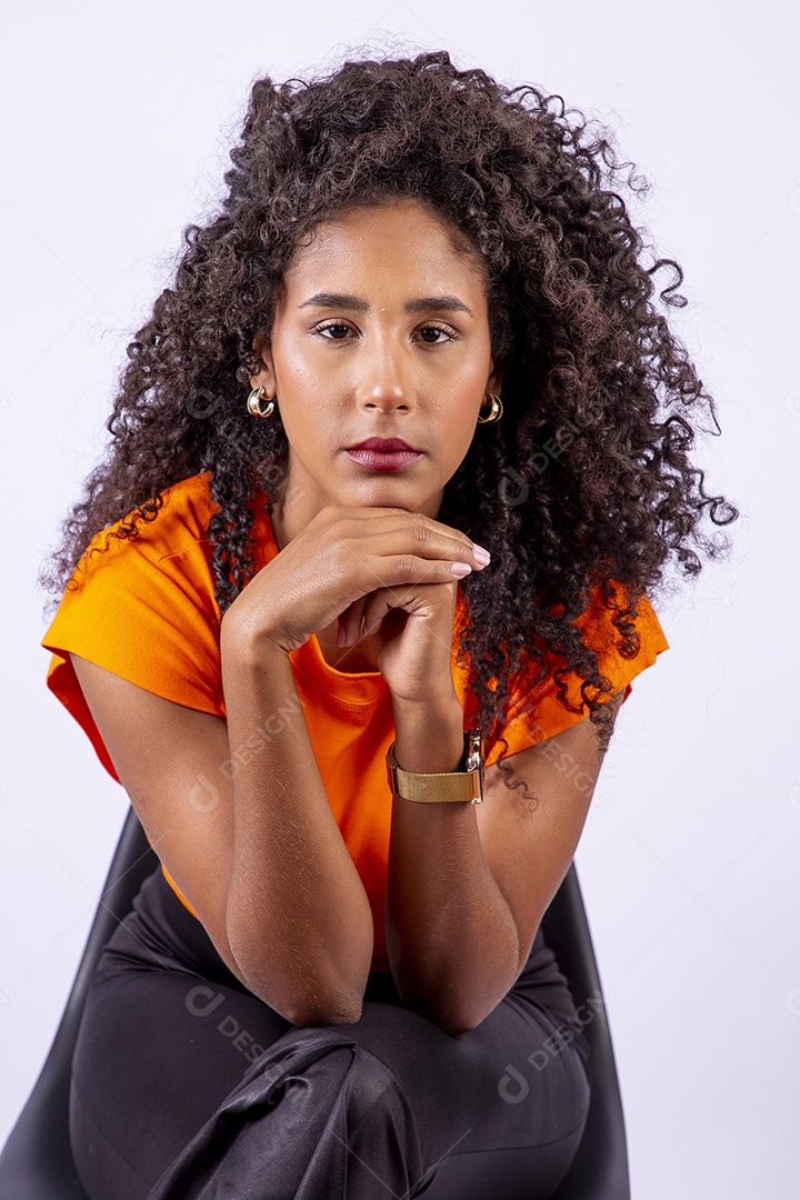 Retrato linda mulher de cabelos cacheados