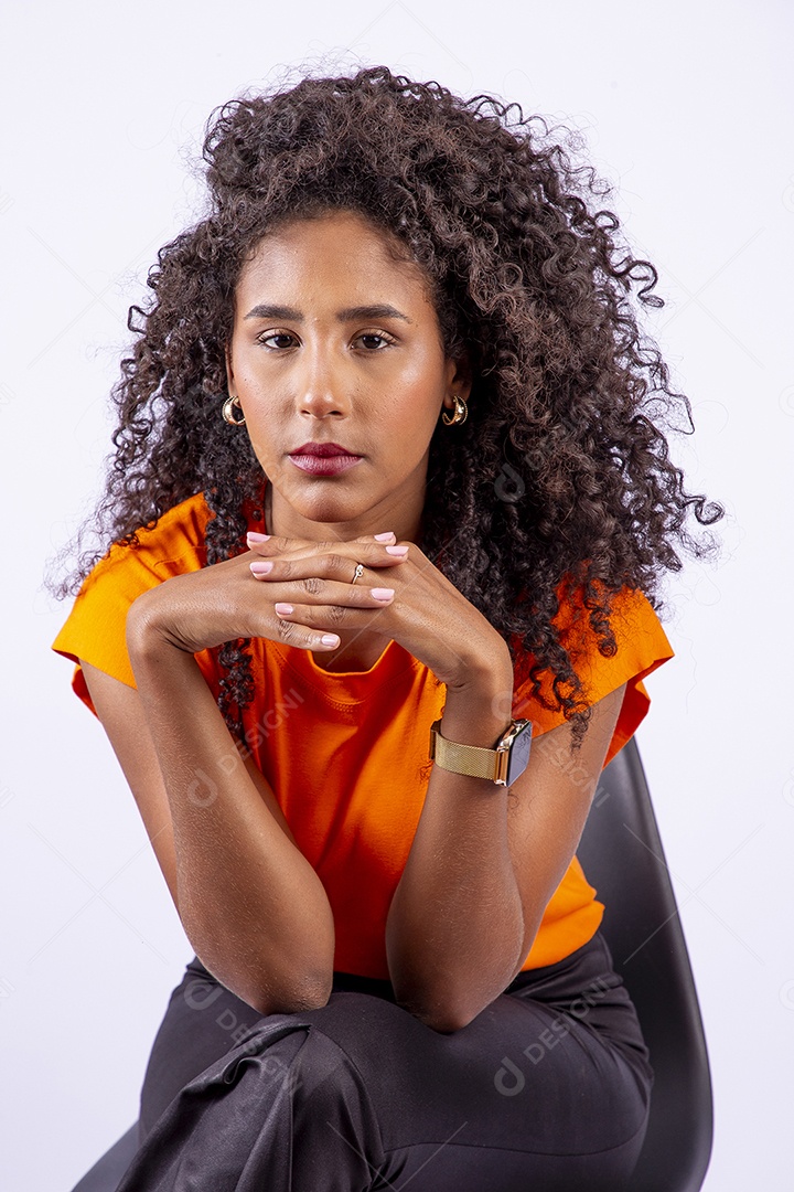 Retrato linda mulher de cabelos cacheados