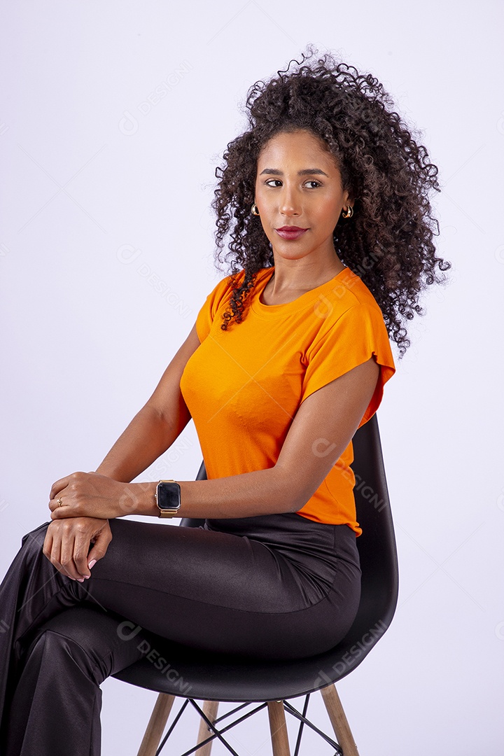 Retrato linda mulher de cabelos cacheados