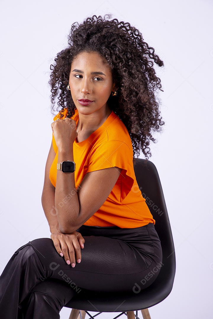 Retrato linda mulher de cabelos cacheados