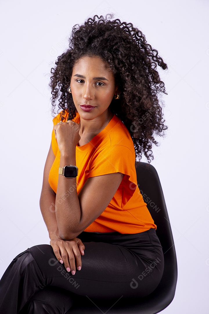 Retrato linda mulher de cabelos cacheados